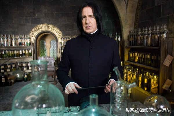 斯内普为什么只能暗中保护哈利波特,不能像其他教授一样明中保护或者关心哈利波特？