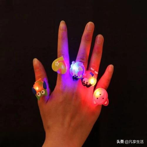 最近才开始做<a href=https://maguai.com/list/107-0-0.html target=_blank class=infotextkey>微商</a>，请问咋拉客户呀~我是卖衣服的