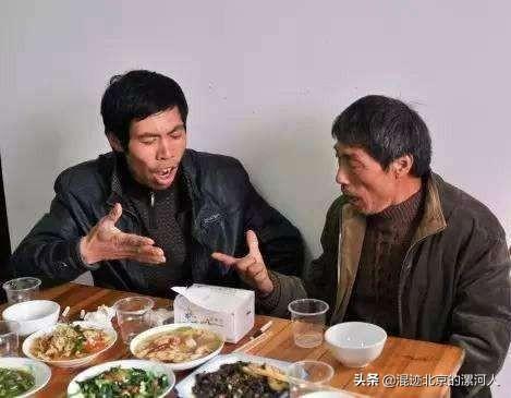 农村老家办酒席,有人在酒席上喝酒去世了,要让主家赔钱,怎么办？