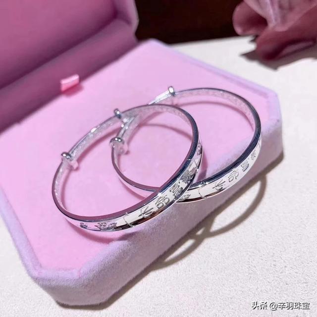 不适合戴银手镯的属相,哪些珠宝不适合送给小孩？