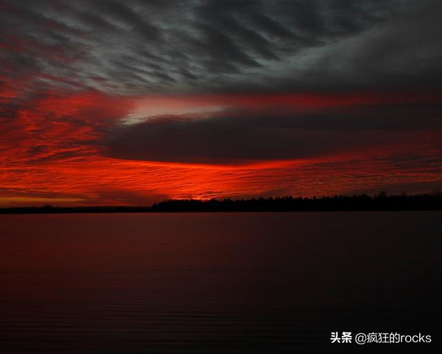 红色喷流是怎么形成的，点燃的火柴为什么会被磁铁吸起呢？