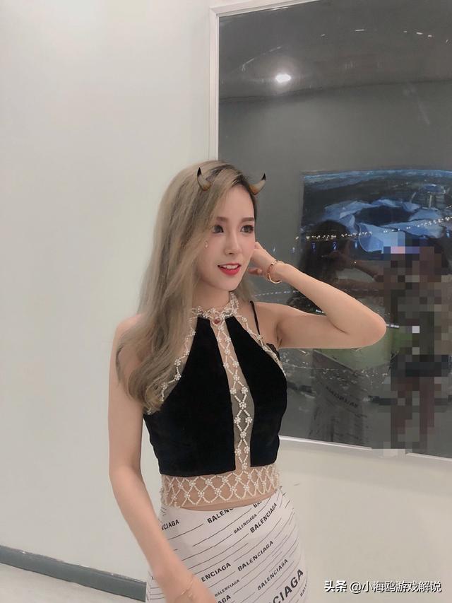 头条问答 - lpl解说rita直播秀腿出事故,"察觉后急忙挡住,粉丝却截图