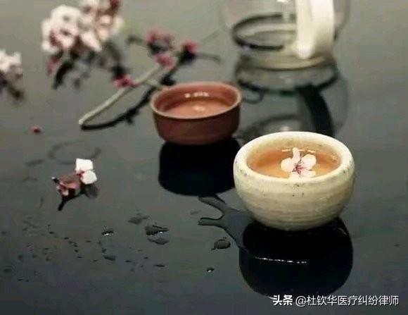 以前一个男人总帮我,现在不帮我了还总为难我,因为是工作上的事情,根本绕不开他,为什么这人这么奇怪？