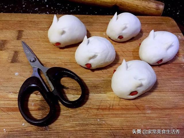 香蕉小狗造型做法大全:香蕉动物造型做法大全 动物形状的包子馒头应该怎么做？