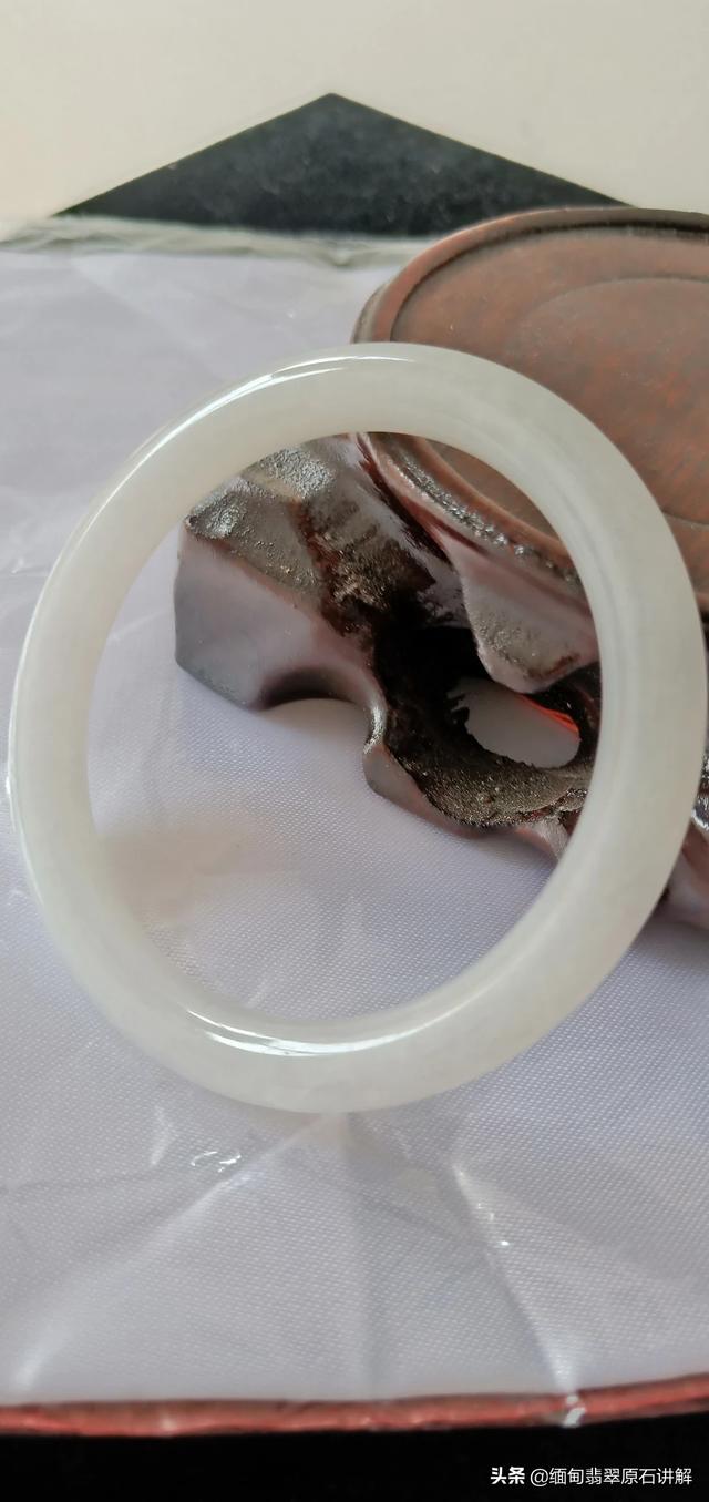 玉镯发黄之后怎么处理,玉手镯上有些变黄了，这是怎么回事？