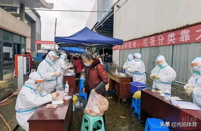 成都何兴丽家人:成都一个52岁的大叔带着92岁的母亲一起送货，你怎么看？