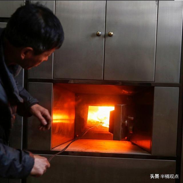 目睹殡仪馆之灵异事件2:火葬场在火化尸体的时候为什么不让家属靠近？