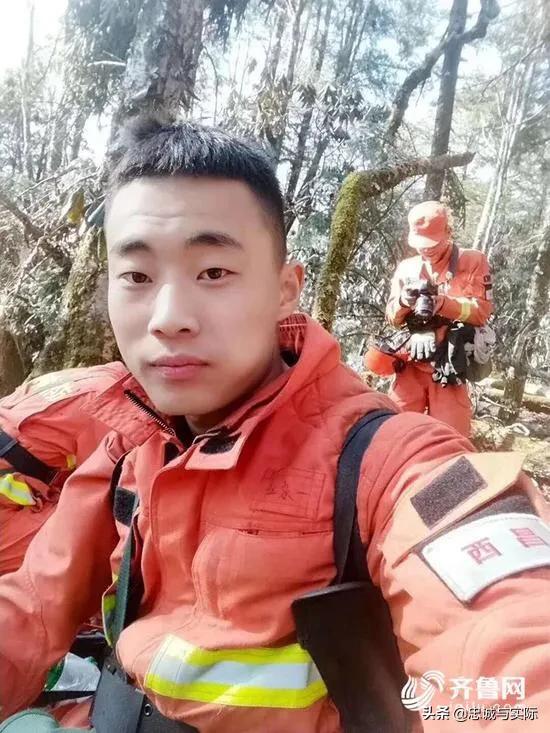 救火英雄生前影像:那场牺牲了30名烈士的大火被扑灭了吗？起因是什么？