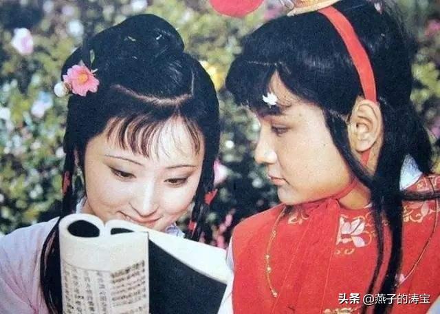 宝黛共读《西厢记》后,回去的路上经过梨香院,黛玉听见了什么？为什么会悄然落泪？