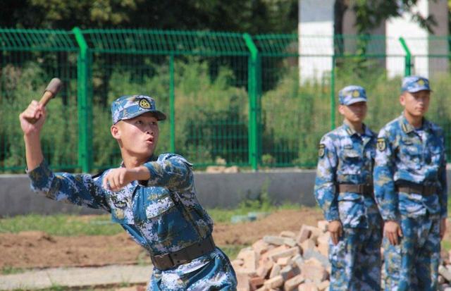 中國已經有最先進的手榴彈，為什麼部隊還在用木柄手榴彈？