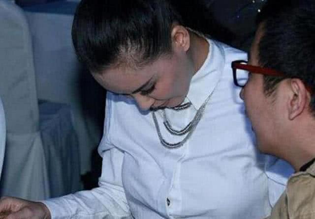 男人帮女演员:女明星刚坐下, 衣扣不慎崩开, 为何习惯伸手帮忙的是男助理
