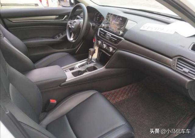加菲猫和奥迪:裸车17万，买2.5的阿特兹还是1.5t的雅阁呢？