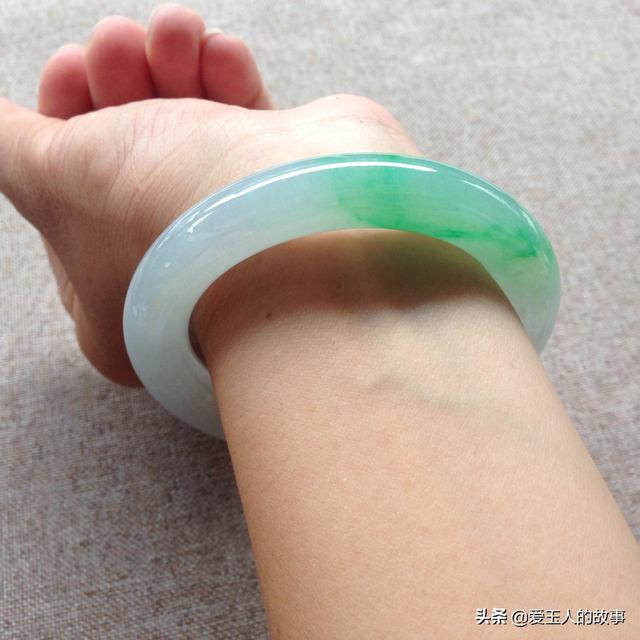 怎么判断翡翠已经戴活了,翡翠玉镯有裂缝戴久了会自动愈合吗？