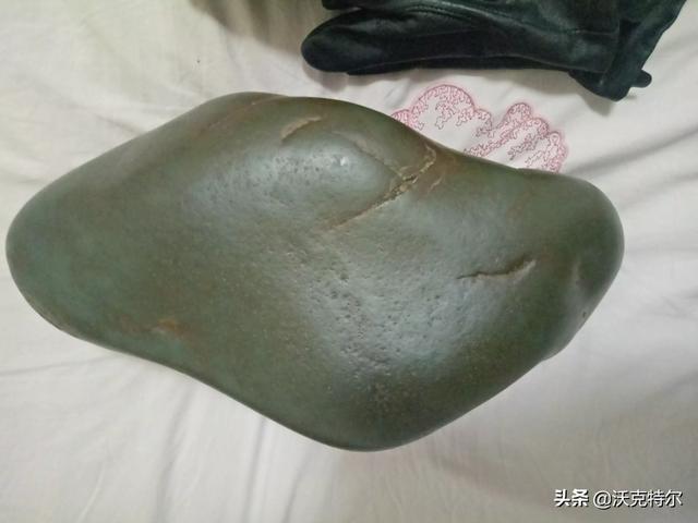 和田青玉一般多少钱啊,青玉有价值吗，和田青玉的特点有哪些？