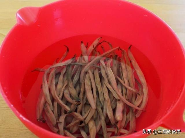 干豇豆怎么做好吃,干豆角的豆子怎么弄好吃？