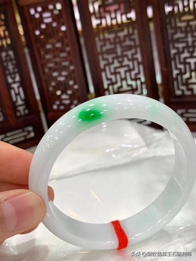 飘阳绿翡翠手镯值钱吗,各位专业人士看看这条镯子值多少？