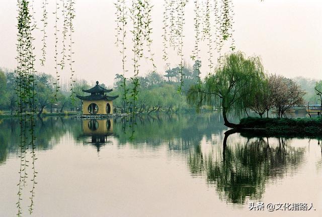 “等闲识得东风面,万紫千红总是春。”蕴含的哲理是什么？