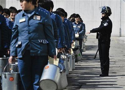 女子监狱的男狱警:女死刑犯想活命，只有怀孕，为什么女子监狱还要有男狱警呢？