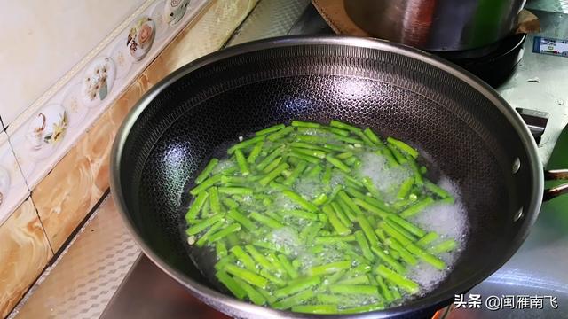 哪些食材烹饪前要焯水，为什么要对食材进行焯水有哪些小技巧