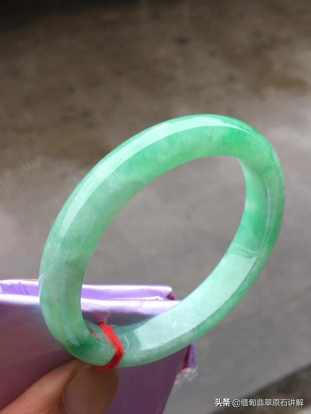 1000元玉镯子图片,一千元的玉镯是什么样的玉？