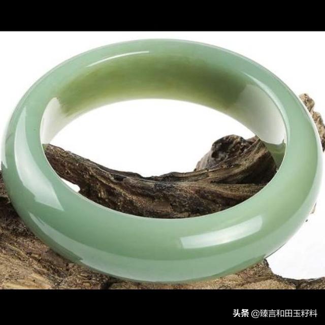 玉镯红色的好还是绿色的好,买玉手镯好，还是买黄金手镯好？