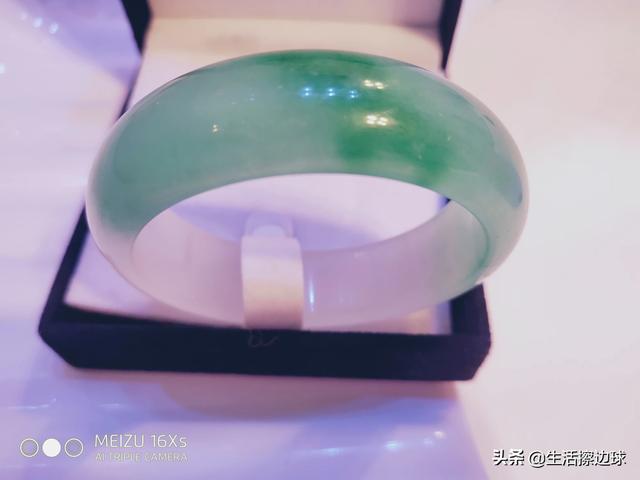 玉镯和翡翠手镯哪个养人,翡翠养人吗？翡翠可以收藏吗？