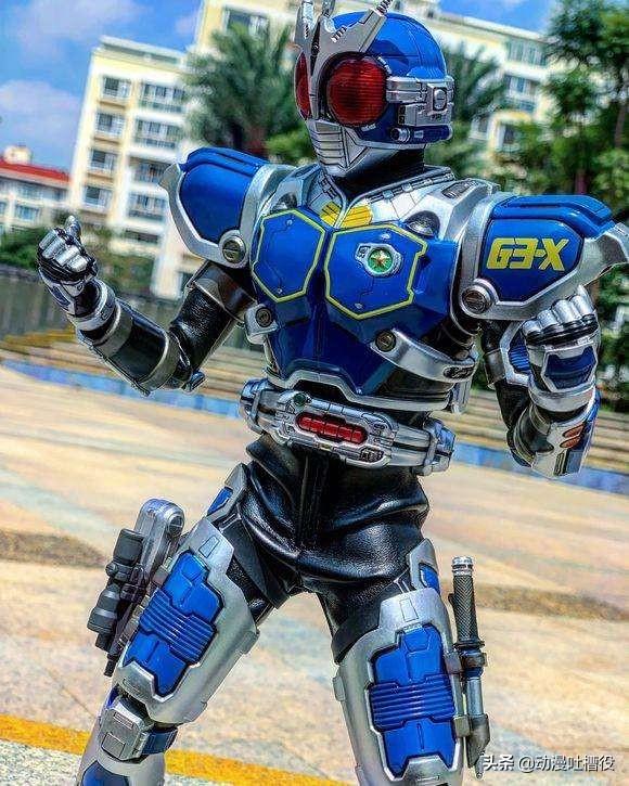 假面骑士王蛇:假面骑士王蛇生存形态 《假面骑士》铁兵怎么有点像中国的特鲁铠甲呀？