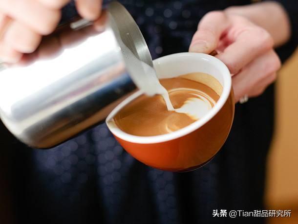 我的咖啡猫下载:咖啡表面的花纹是用什么弄出来的？难不难？ 咖啡猫跑酷下载