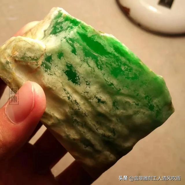 翡翠原石放久了会怎么样,天然A货翡翠佩戴久了绿色会变淡吗？