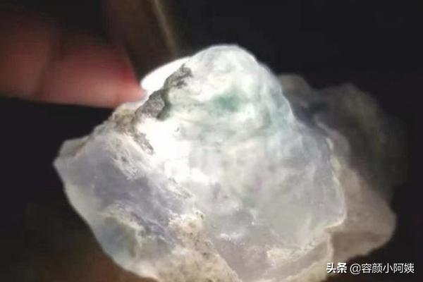 手机手电筒可以鉴别翡翠吗,怎么用强光手电看翡翠原石的种水？