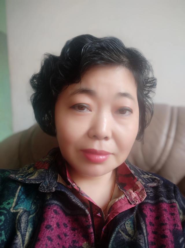 50岁女人圆脸,留长头发还是剪短发,哪个好看?-生活百科