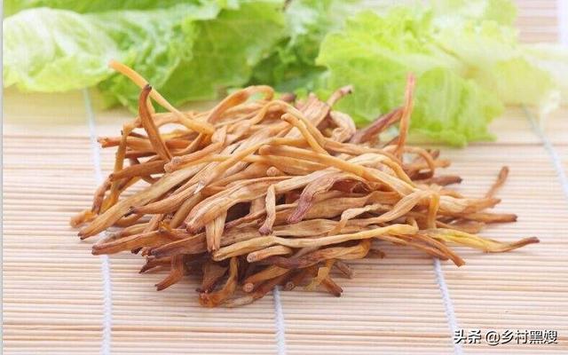 忘忧草黄花菜:农村里的老人说黄花菜芯不能吃，没说出个大概意思，是真的吗