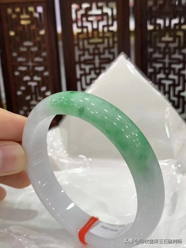 飘阳绿翡翠手镯值钱吗,各位专业人士看看这条镯子值多少？