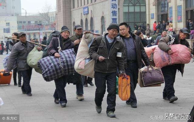 春运农民工返乡，蛇皮袋和橡胶桶成标配，为何不用行李箱呢