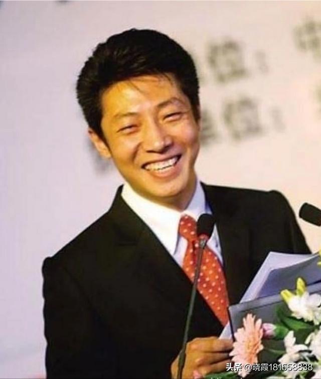 朱军的妻子:朱军在老婆大风中起舞似少女太撩人，朱军赋闲在家老婆不介意吗？