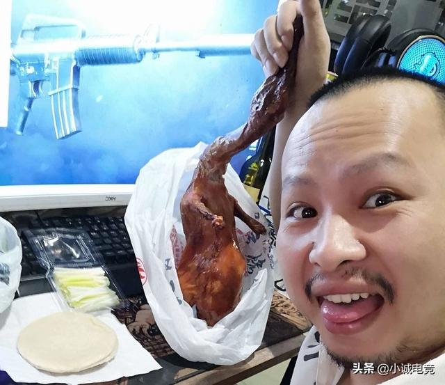 真实版“网络乞丐”？斗鱼主播住网吧靠水友点饭,餐餐中华配红牛,怎么评价？