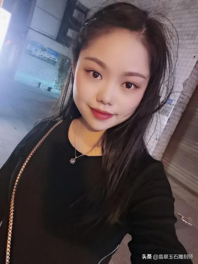 翡翠手镯的颜色有哪些,哪位大神帮我鉴定一下这个手镯是不是A货？