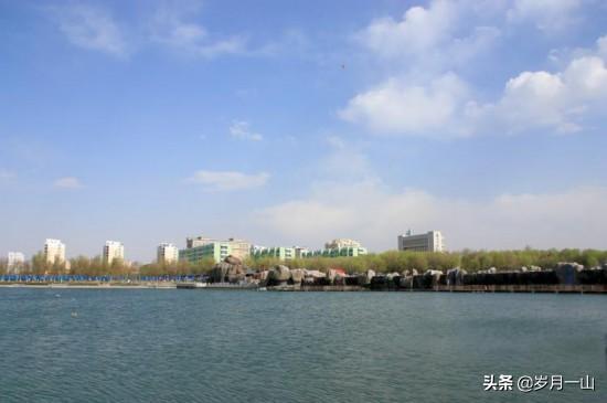 黄羊 跳鼠:暑假想去新疆石河子玩，石河子市区有多大，有哪些好玩的啊？