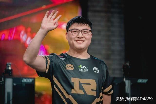 UZI花钱抽杰作宝箱,11个箱子开出2个海克斯皮肤,水友表示彻底酸了,你有何看法？