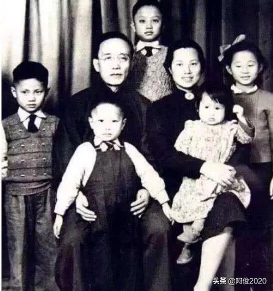 江青简历:郭沫若干过什么为人诟病的事？