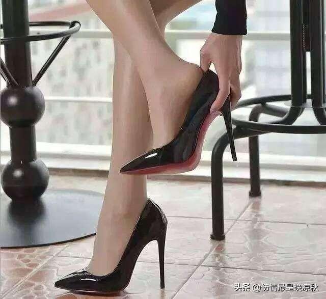 为什么说丝袜配高跟鞋是绝配？