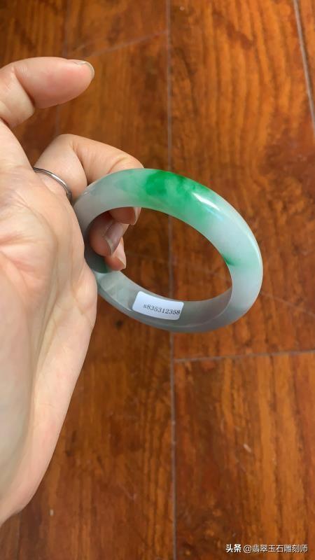 翡翠手镯的颜色有哪些,哪位大神帮我鉴定一下这个手镯是不是A货？