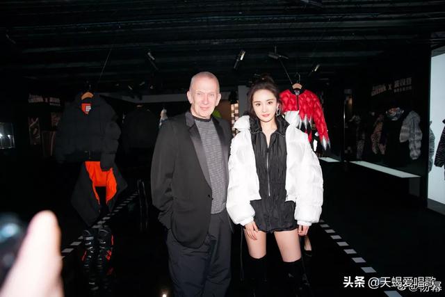杨幂机场穿搭:哪个明星的穿搭很少女感又比较出色