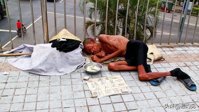 碰到乞丐,给了100现金,他又拿出微信收款码,你还扫吗,如何看待行乞要钱？
