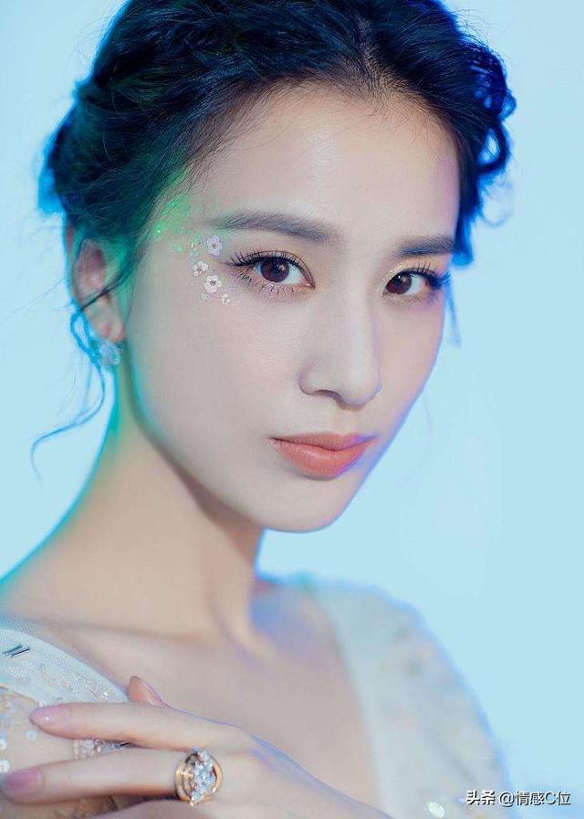 黄圣依和扬子:黄圣依是豪门阔太家里很有钱吗
