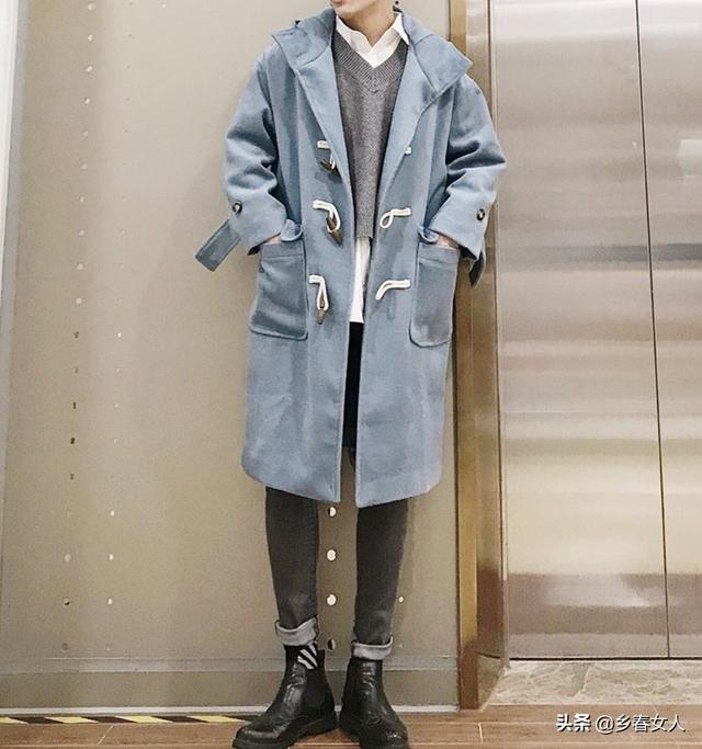雾霾蓝大衣男孩子配什么（颜色、类型）裤子比较搭