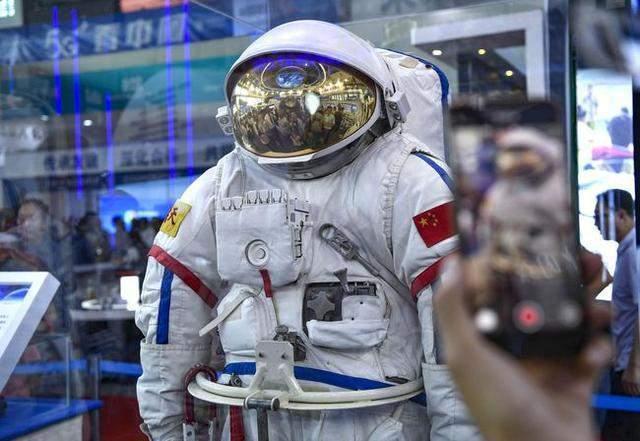 飞天舱外航天服好帅:天宫空间站什么时候出舱，说是月底，这不就月底了吗？