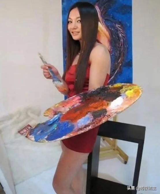 80后美女画家艺洋,以自己为模特,爱画自己,是不是太大胆前卫了？