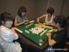 农村留守妇女与狗图:乡村百问：乡村留守妇女增多，有人认为乡村道德滑坡，你看呢？