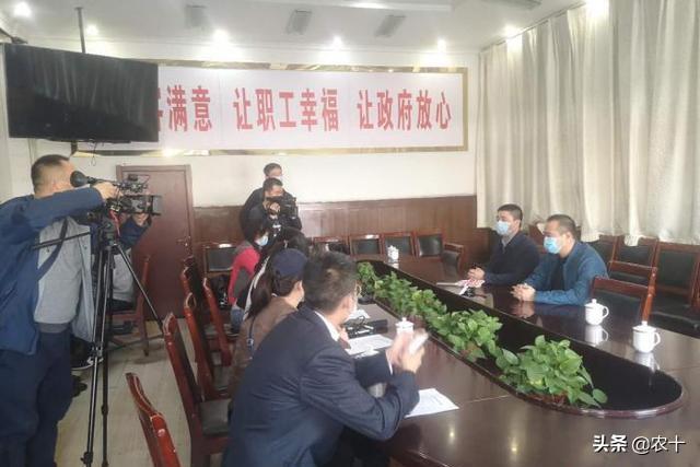 男子带导盲犬乘公交被拒:警察扮盲人带导盲犬体验坐公交，为何会被歧视并赶下车？